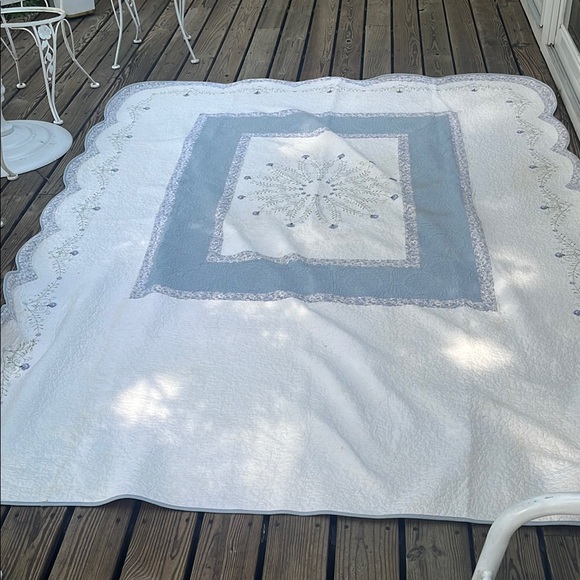 JCPenney home Other - Elegant White and Blue Quilt